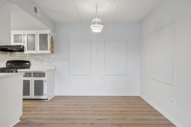 8025 Woodglen Lane 403, Downers Grove, IL 60516