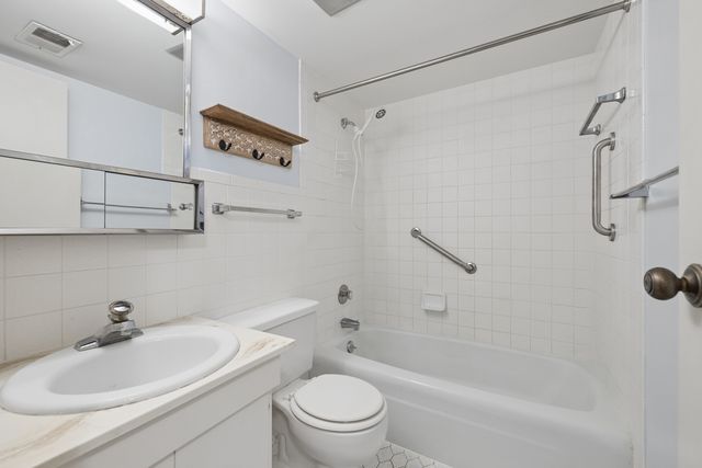 8025 Woodglen Lane 403, Downers Grove, IL 60516