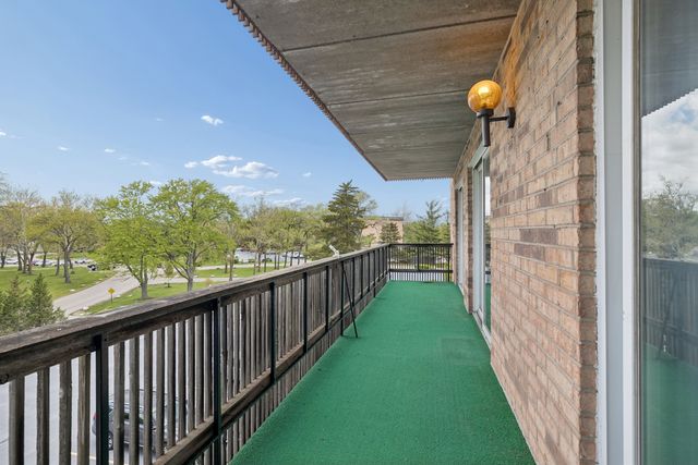 8025 Woodglen Lane 403, Downers Grove, IL 60516