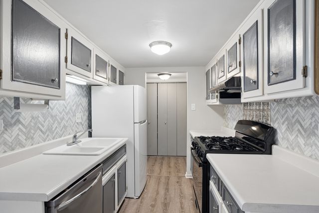8025 Woodglen Lane 403, Downers Grove, IL 60516