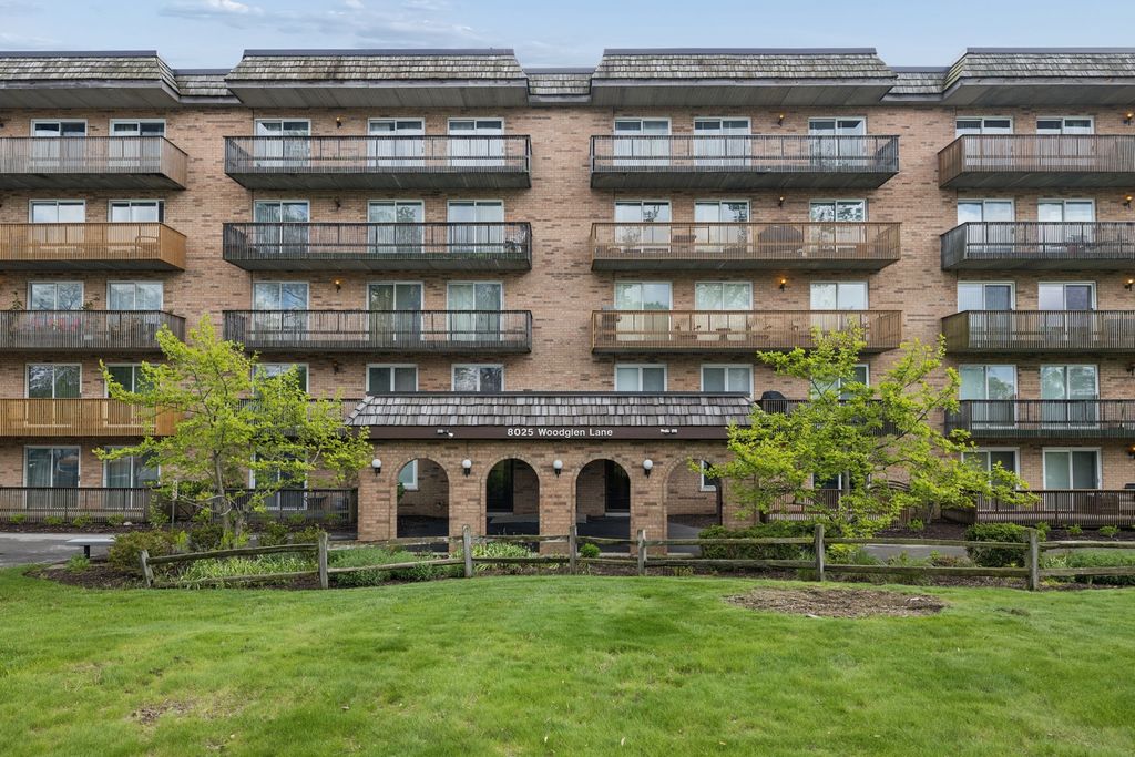 8025 Woodglen Lane 403, Downers Grove, IL 60516