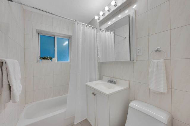 35 Westgate Rd 6, Boston, MA 02467