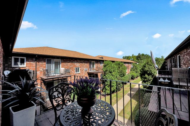 35 Westgate Rd 6, Boston, MA 02467