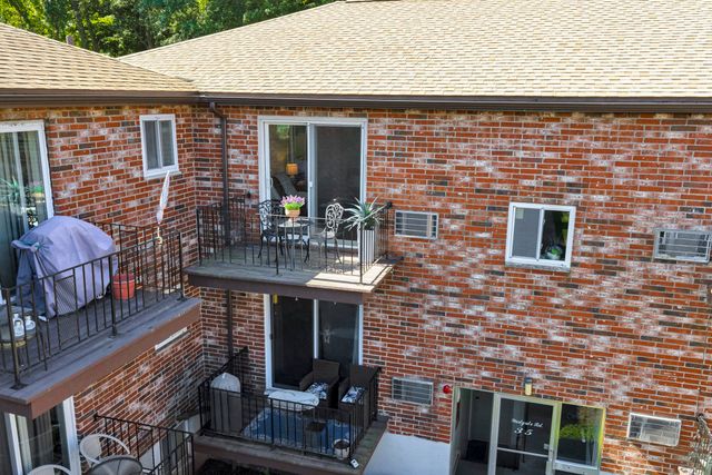 35 Westgate Rd 6, Boston, MA 02467