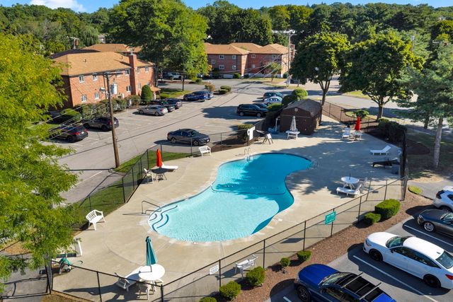 35 Westgate Rd 6, Boston, MA 02467