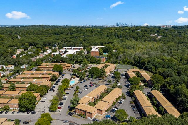 35 Westgate Rd 6, Boston, MA 02467