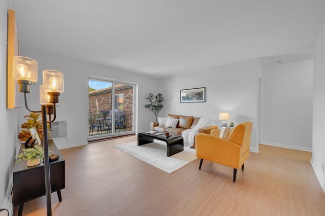 35 Westgate Rd 6, Boston, MA 02467