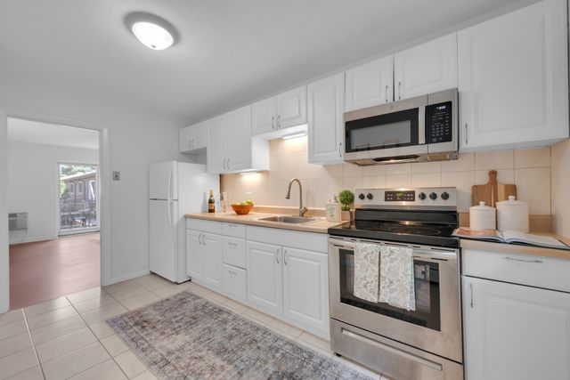 35 Westgate Rd 6, Boston, MA 02467