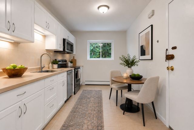 35 Westgate Rd 6, Boston, MA 02467