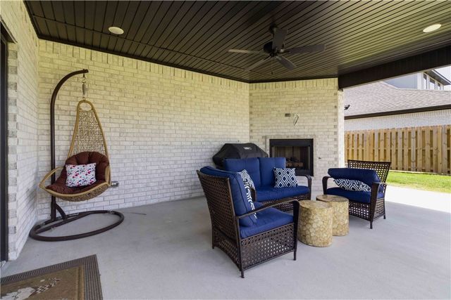 1171 Longbourn Drive, Centerton, AR 72719