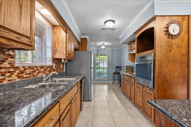 5207 Longshadow Drive, Dickinson, TX 77539