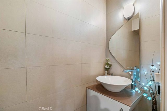 7764 Via Capri, Burbank, CA 91504