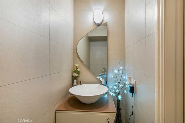 7764 Via Capri, Burbank, CA 91504