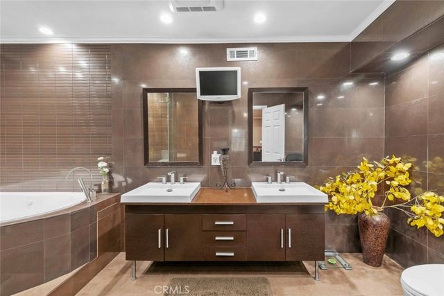 7764 Via Capri, Burbank, CA 91504