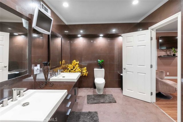 7764 Via Capri, Burbank, CA 91504