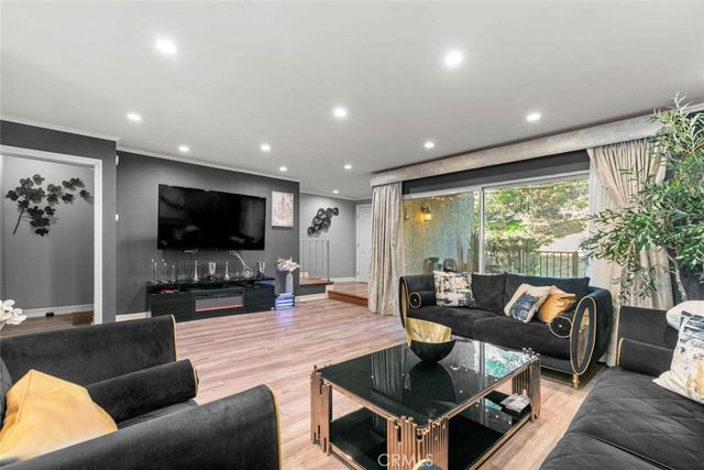 7764 Via Capri, Burbank, CA 91504