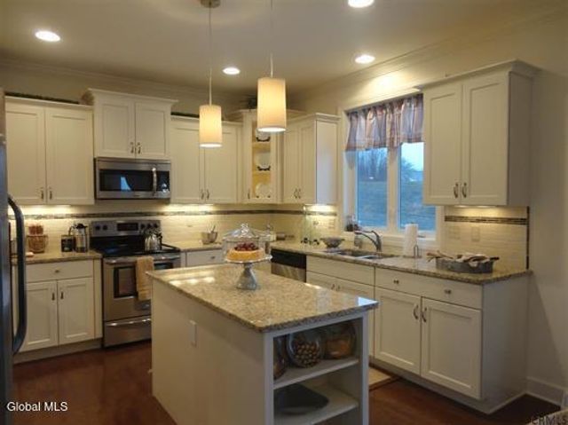 4 Karl Farm Road, Sand Lake, NY 12018