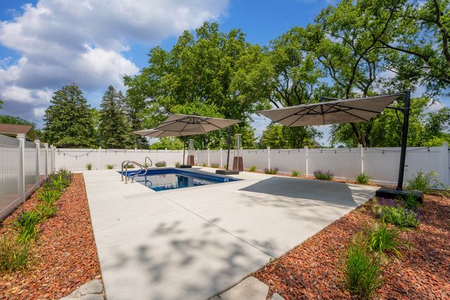 617 S Glendale Lane, Mount Prospect, IL 60056