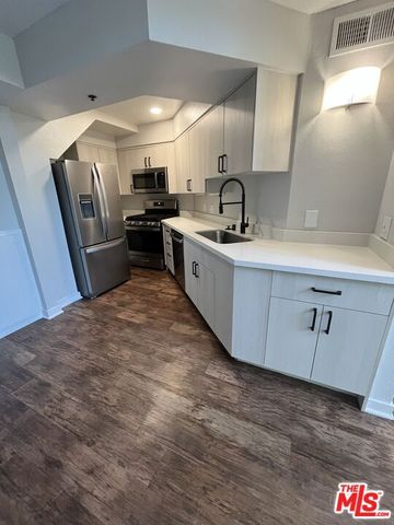 7660 Beverly Boulevard 408, Los Angeles, CA 90036