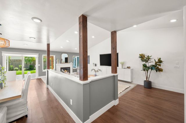 8936 Castle Park Dr, Elk Grove, CA 95624