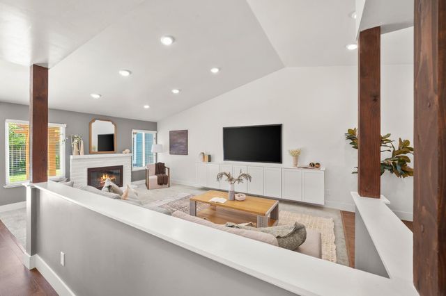 8936 Castle Park Dr, Elk Grove, CA 95624