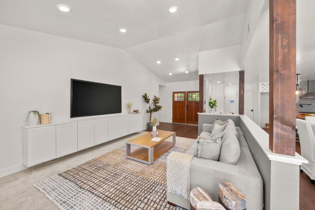 8936 Castle Park Dr, Elk Grove, CA 95624