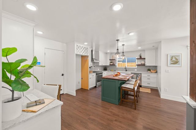 8936 Castle Park Dr, Elk Grove, CA 95624