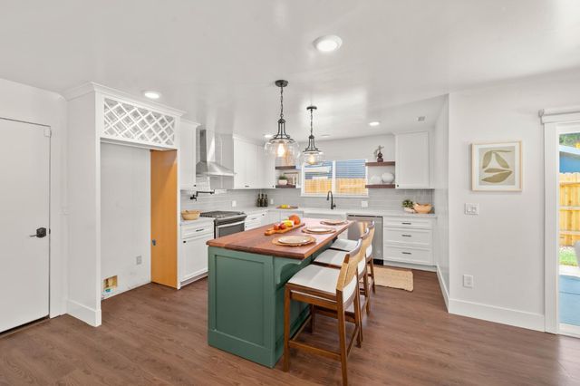 8936 Castle Park Dr, Elk Grove, CA 95624