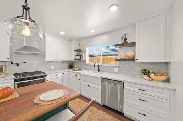 8936 Castle Park Dr, Elk Grove, CA 95624