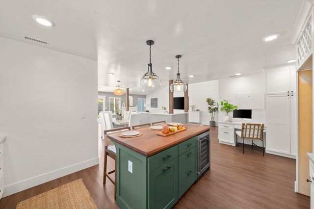 8936 Castle Park Dr, Elk Grove, CA 95624