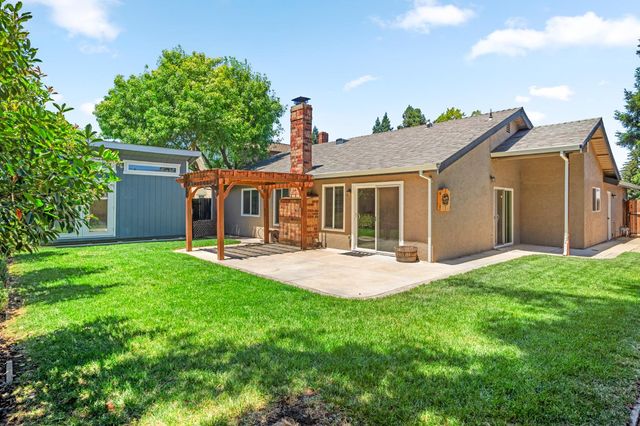 8936 Castle Park Dr, Elk Grove, CA 95624