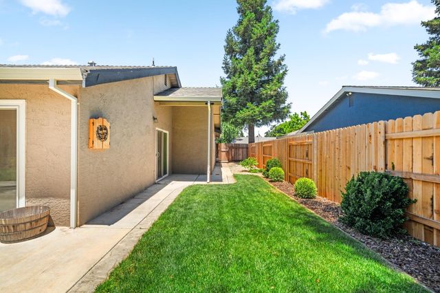 8936 Castle Park Dr, Elk Grove, CA 95624