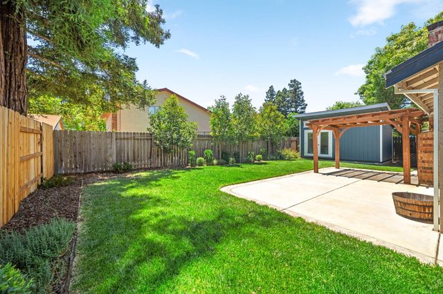 8936 Castle Park Dr, Elk Grove, CA 95624