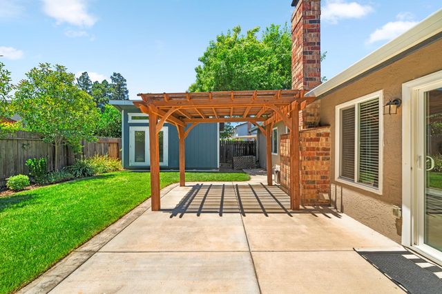 8936 Castle Park Dr, Elk Grove, CA 95624