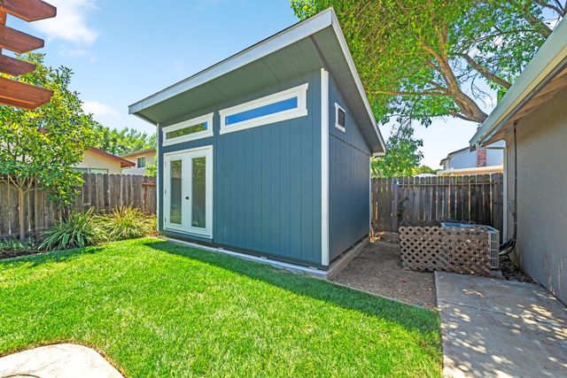 8936 Castle Park Dr, Elk Grove, CA 95624