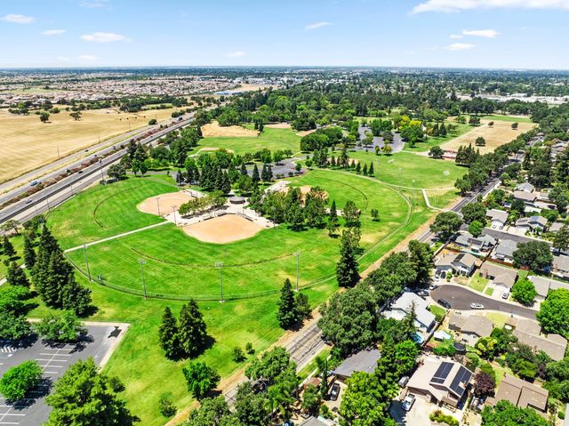8936 Castle Park Dr, Elk Grove, CA 95624