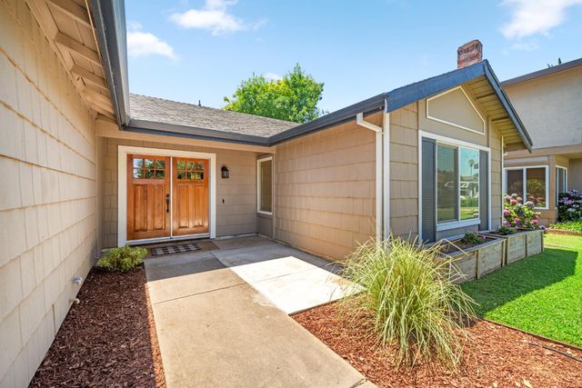 8936 Castle Park Dr, Elk Grove, CA 95624