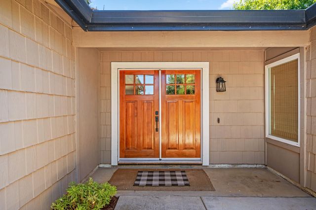8936 Castle Park Dr, Elk Grove, CA 95624