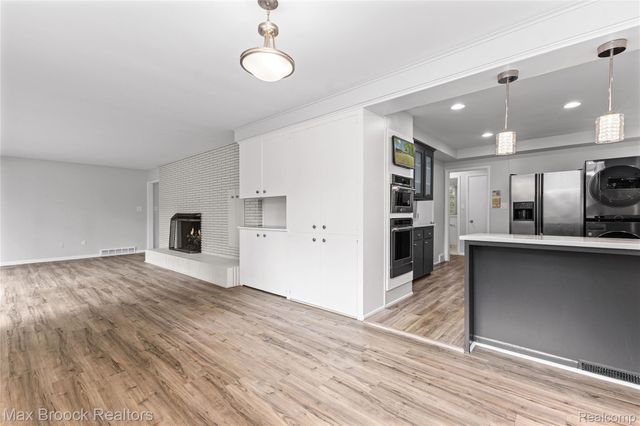 3988 Lakeland Lane, Bloomfield Hills, MI 48302