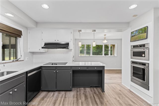 3988 Lakeland Lane, Bloomfield Hills, MI 48302