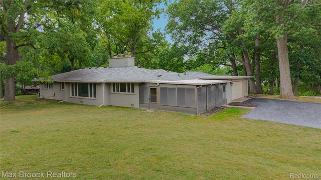 3988 Lakeland Lane, Bloomfield Hills, MI 48302