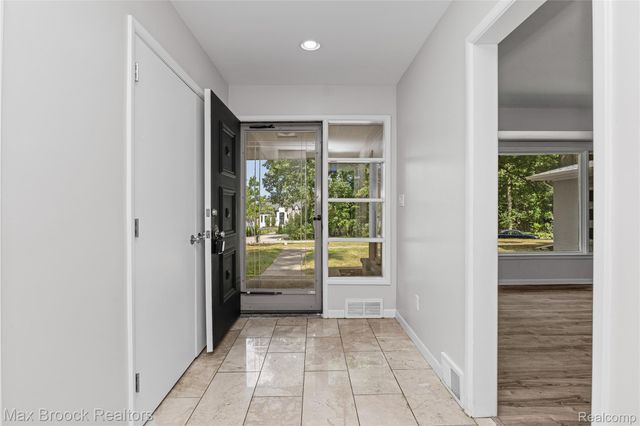 3988 Lakeland Lane, Bloomfield Hills, MI 48302