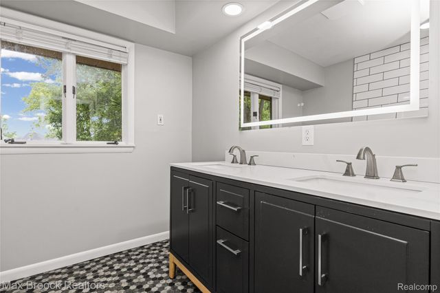 3988 Lakeland Lane, Bloomfield Hills, MI 48302