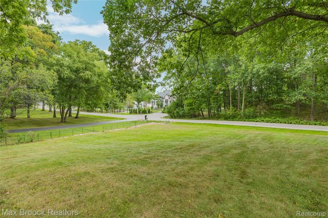 3988 Lakeland Lane, Bloomfield Hills, MI 48302