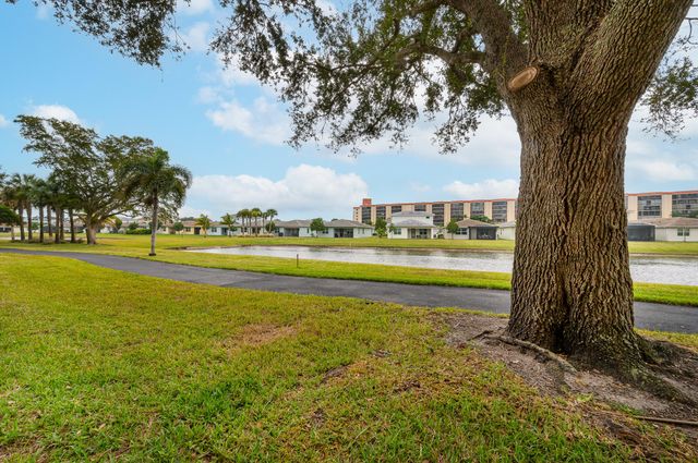 7290 Kinghurst Drive 301, Delray Beach, FL 33446