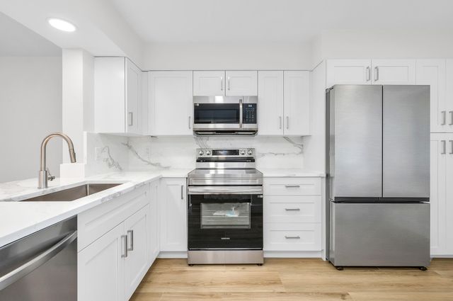 7290 Kinghurst Drive 301, Delray Beach, FL 33446