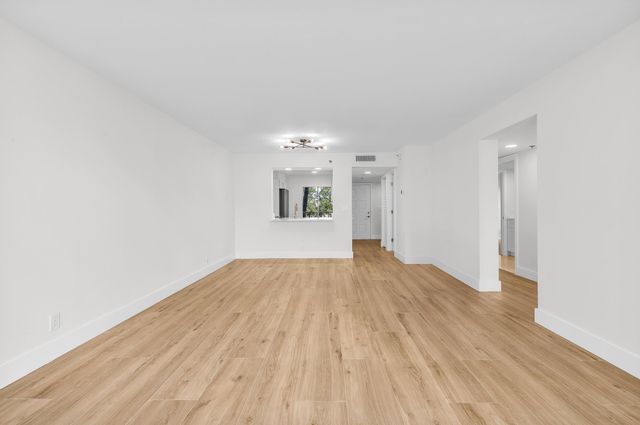 7290 Kinghurst Drive 301, Delray Beach, FL 33446