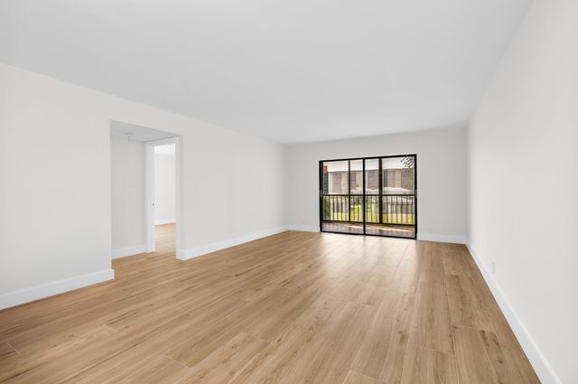 7290 Kinghurst Drive 301, Delray Beach, FL 33446