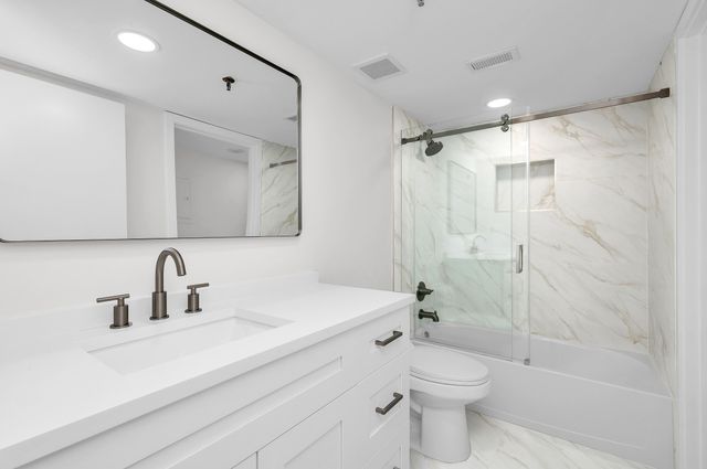 7290 Kinghurst Drive 301, Delray Beach, FL 33446