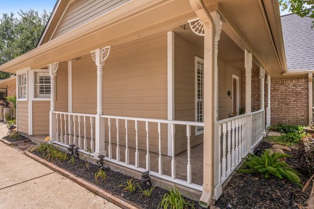 1506 Oak Hollow Drive, Friendswood, TX 77546